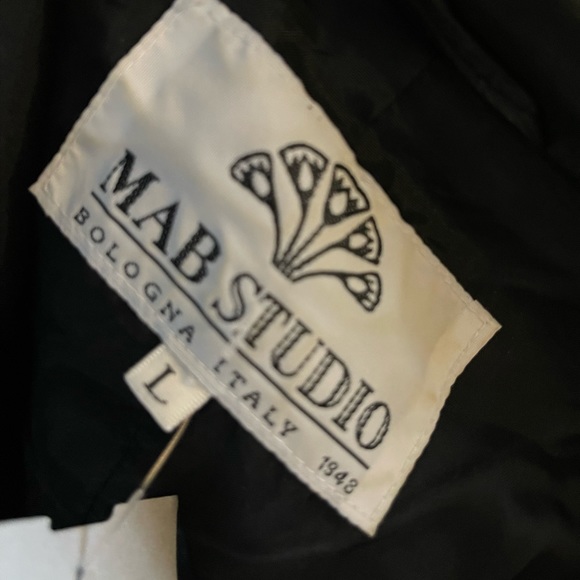 Beautiful Leather Jacket - Picture 6 of 7